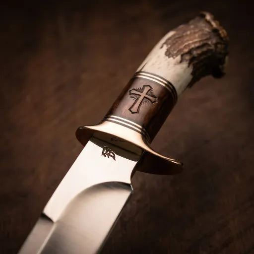 🔥 Cuțit de vânătoare din coarne de cerb, lucrat manual – Lamă fixă din oțel, mâner gravat în cruce și teacă din piele premium 🦌⚔️✨